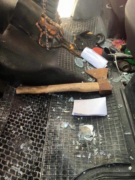 اعتقال مستوطن بعد إلقائه بلطة باتجاه سيارة فلسطيني